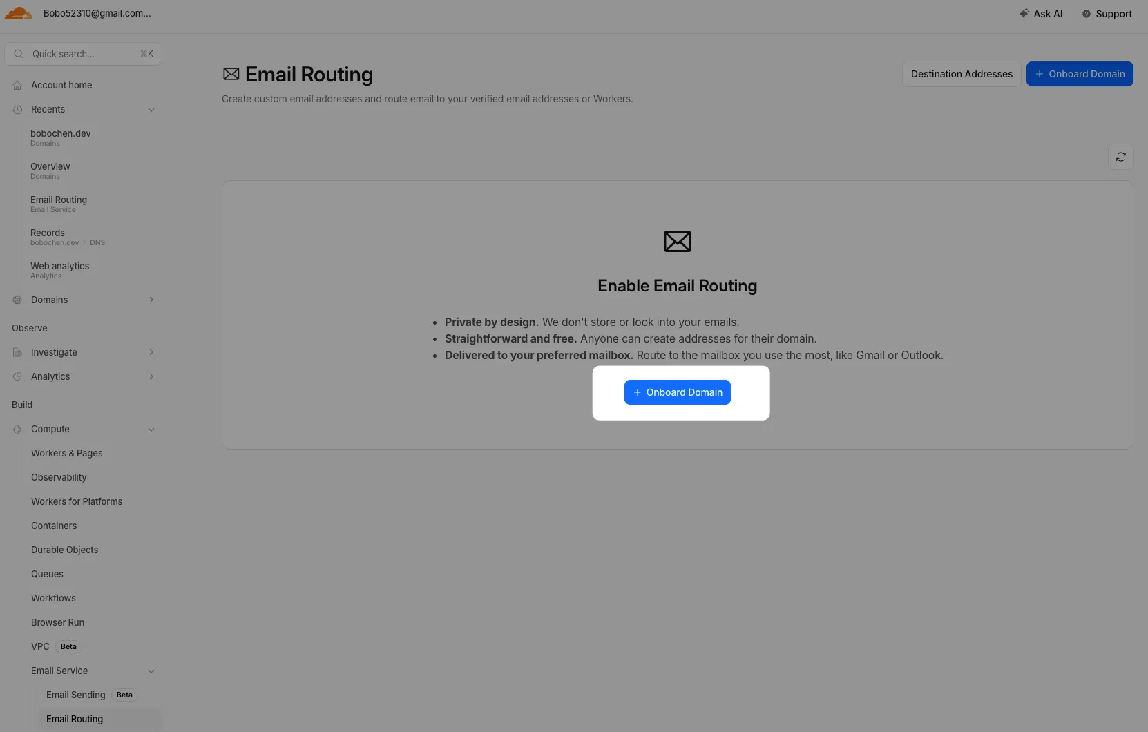 Cloudflare Dashboard 的 Email Routing 頁面,中央「Enable Email Routing」卡片列出三個特點:Private by design(不儲存或窺看信件內容)、Straightforward and free、Delivered to your preferred mailbox,下方是藍色的 Onboard Domain 按鈕;左側選單路徑為 Compute → Email Service → Email Routing