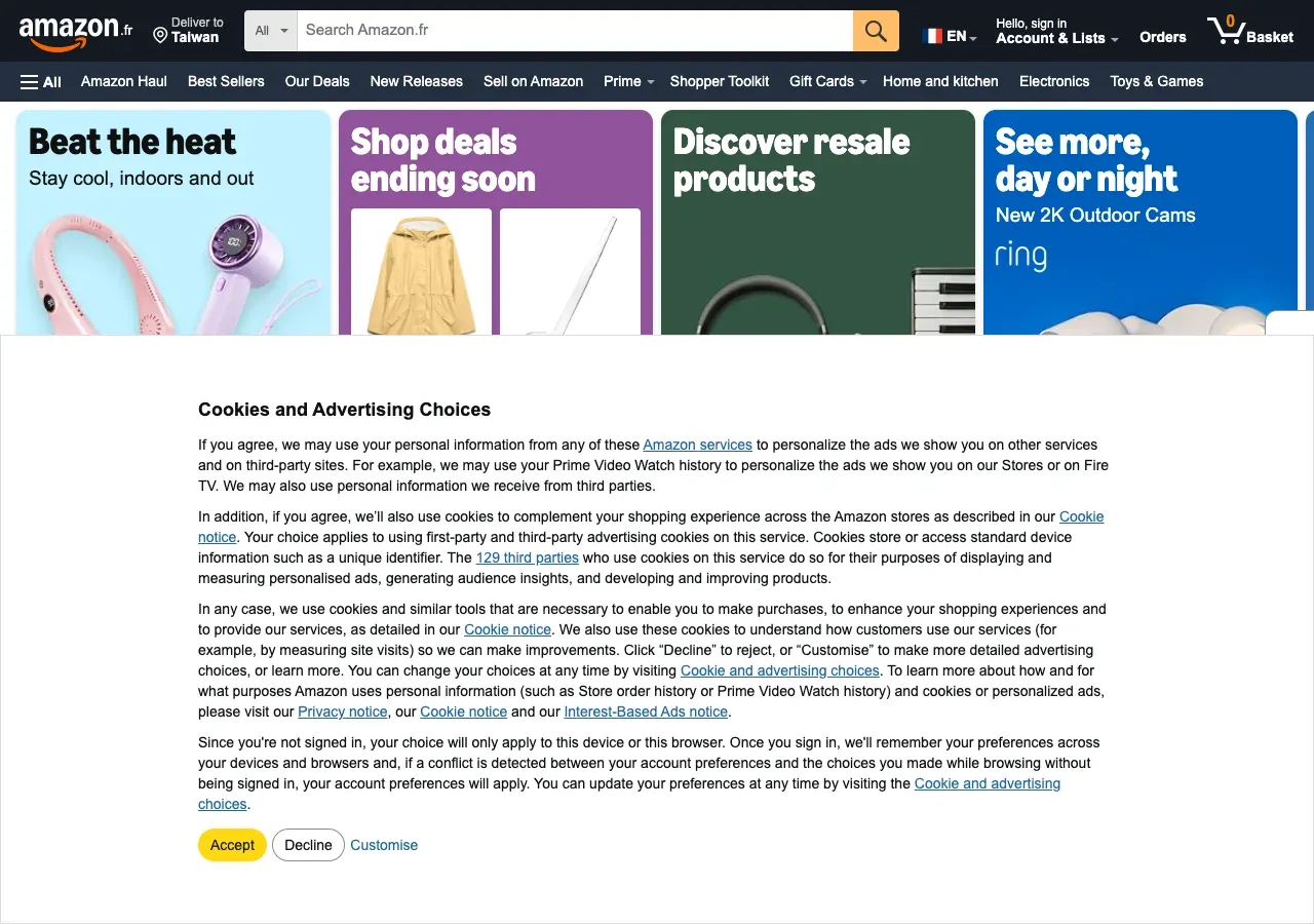 Amazon 法國站 amazon.fr 首頁被一大片白色同意書蓋住，標題「Cookies and Advertising Choices」，下方是五大段密密麻麻的說明文字，其中一段提到有 129 家第三方會在這個服務上使用 cookie。最底下三個選項由左到右是黃色實心按鈕「Accept」、白底外框按鈕「Decline」，以及一個沒有按鈕外框的純文字連結「Customise」