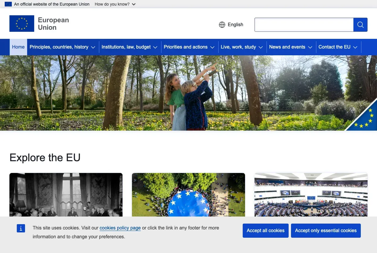 歐盟官方網站 european-union.europa.eu 首頁，畫面最下方有一條淺灰色的 cookie 通知橫幅，寫著本站使用 cookie 並附上 cookies policy 連結；右側兩顆藍色按鈕大小完全相同，分別是「Accept all cookies」和「Accept only essential cookies」