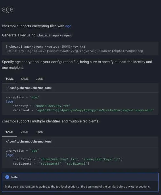 chezmoi 官方文件的 age 加密頁面：示範用 chezmoi age-keygen --output=$HOME/key.txt 產生金鑰並印出 public key；設定範例以 TOML／YAML／JSON 三種格式分頁呈現，TOML 版寫在 ~/.config/chezmoi/chezmoi.toml，內含 encryption 設為 age，以及 age 區段下的 identity 與 recipient；下方另一組範例顯示可指定多組 identities 與 recipients；藍色 Note 提示框寫著必須把 encryption 放在設定檔最上層、其他區段之前。左側選單列出 chezmoi 支援的各種密碼管理器，包含 AWS Secrets Manager、Bitwarden、Keychain、LastPass、Vault 等