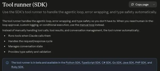 Claude 官方文件的 Tool runner (SDK) 頁面：副標寫著用 SDK 的 tool runner 自動處理 agentic loop、錯誤包裝與型別安全；條列它替你做的四件事——Claude 呼叫工具時自動執行、處理請求與回應循環、管理對話狀態、提供型別安全與驗證；並指出需要人工審核、自訂邏輯或條件式執行時應改用 manual loop；藍色提示框說明 tool runner 目前為 beta，已支援 Python、TypeScript、C#、Go、Java、PHP、Ruby 七種 SDK