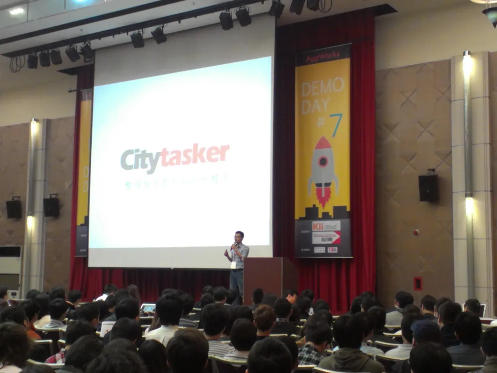 第七屆 AppWorks Demo Day，台上簡報的是 CityTasker